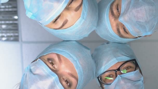 Grupo de médicos olhando para o paciente, anestesia operação, reanimação, pontos de vista — Vídeo de Stock