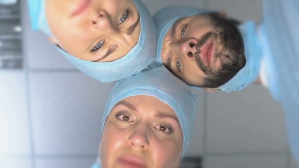 Kirurger i uniform tittar på patienten i operationssalen, mardröm närbild — Stockvideo
