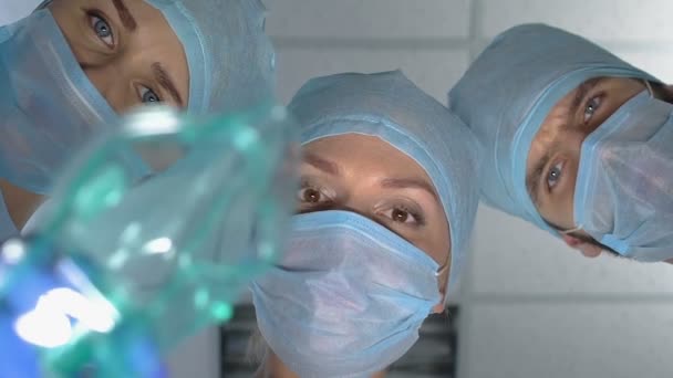 Anesthesiologist üzembe maszk beteg arca, Perioperatív sebészet ellátás, egészségügyi — Stock videók