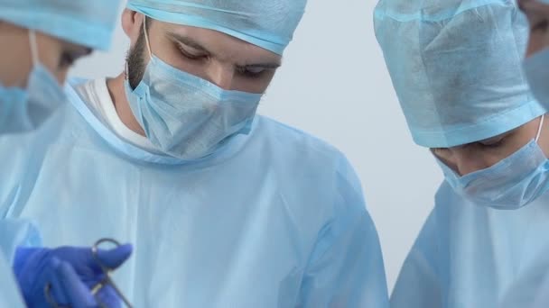 Cirurgiões que operam na clínica, cirurgia de transplante, especialistas em hospitais, trabalho em equipe — Vídeo de Stock