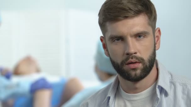 Besorgter Mann verliert bewussten Geburtsraum, Geburtsstress, Krankenhausatmosphäre — Stockvideo