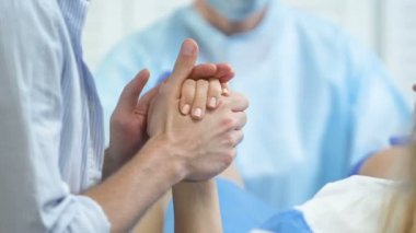 Bakım koca doğum sırasında eşi elini tutarak, ortak destek, yardım