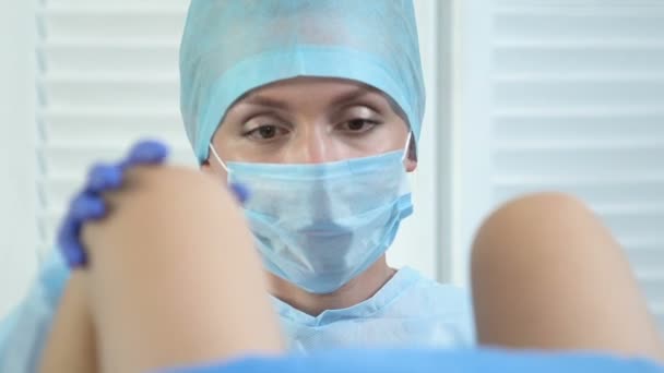 Médico femenino en uniforme que ayuda a la mujer que da a luz al bebé, hospital de parteras — Vídeos de Stock