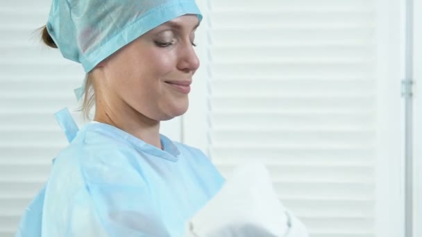 Enfermera del hospital dando bebé recién nacido en manta a padre feliz, cuidado del parto — Vídeos de Stock
