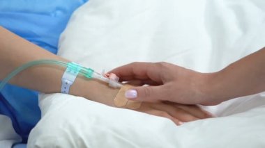 Hastane yatağında yatan damla yla kızının elini okşayıp okşayıp, aile desteği