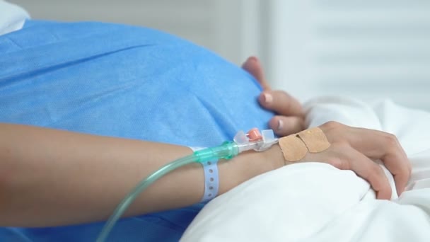 Pregnant woman suffering painful contractions lying hospital bed, clinic labor — Stock Video