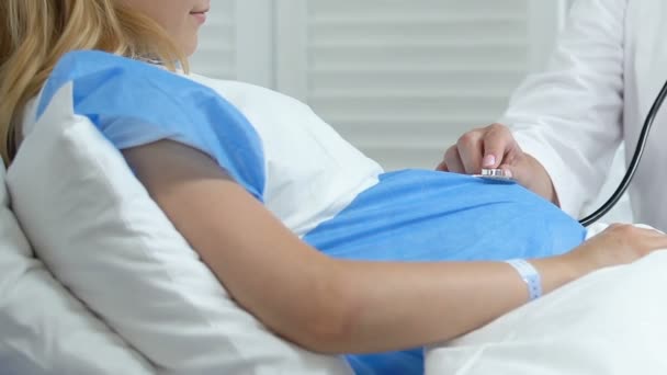 Médecin écoute ventre de femme enceinte par stéthoscope, obstétrique et gynécologie — Video