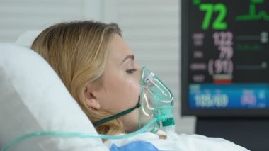 Oksijen maskesi yatan yatakta ağlayan kadın, sağlık sorunu depresyon, hastalık korkusu