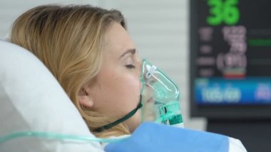 Bilinçsiz hasta kadın yatan yatak, kalp hızı işareti kaybolan hastane monitörü