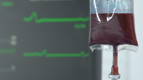 Капельница крови и жизненно важные показатели контролируют больницу, пульс исчезает дисплей — стоковое видео