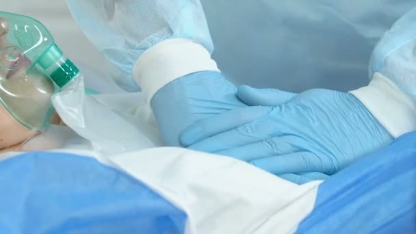 Врач давит на грудную клетку пациента, реанимация сердца экстренная процедура — стоковое видео