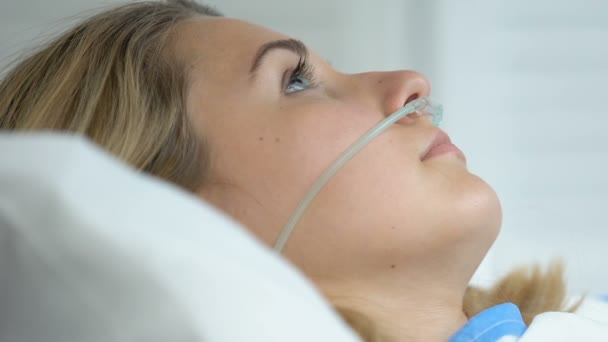 Vrouwelijke ziekenhuis patiënt met nasale canule ligbed, zuurstoftherapie, herstel — Stockvideo
