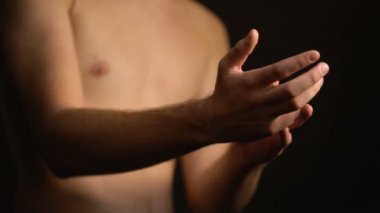 Eşcinsel adam ayna önünde elini dokunmadan, yalnız duygu, çift hayal
