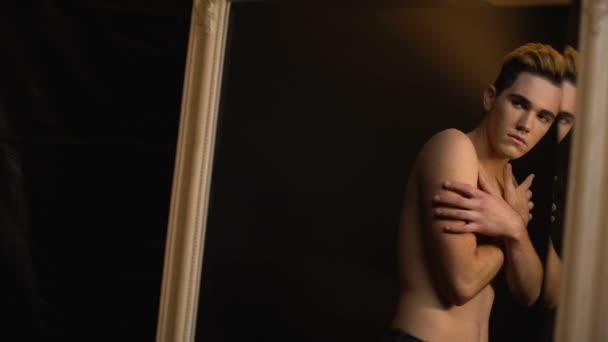Transgénero masculino tocando el cuerpo sensualmente, soñando con aumento de pecho — Vídeo de stock