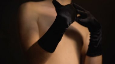 Kadın eldiveni giyen, vücuda dokunan, cinsiyet kimliğini belirlemeye çalışan adam