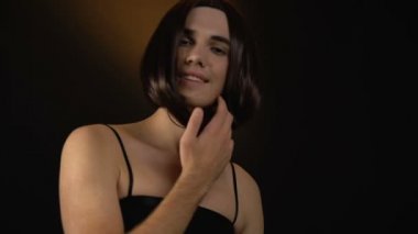 Trans adam peruk ve elbise kamera içine gülümseyen, güzel ve kendinden emin duygu