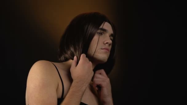 Maschio transgender togliersi la parrucca, piangere disperatamente, sentirsi abusato e solo — Video Stock