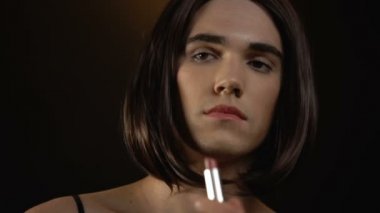 Kabare gösterisi, eşcinsel moda önce makyaj koyarak çekici erkek transseksüel