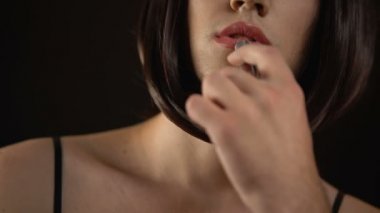 Esmer erkek transgender ruj, gay makyaj kaliteli kozmetik uygulayarak