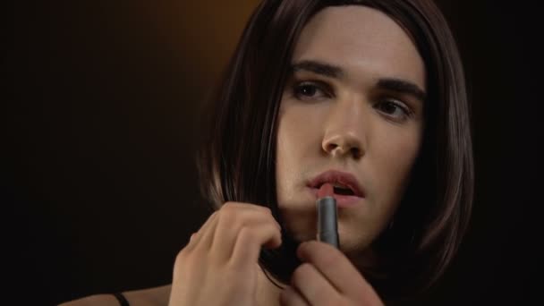 Schöner Transgender-Mann, der Lippenstift aufträgt, fühlt sich wohl in weiblichem Make-up — Stockvideo