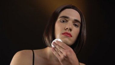 Ağlama agender peruk kaldırarak makyaj çıkarmadan, sosyal kınama kurbanı