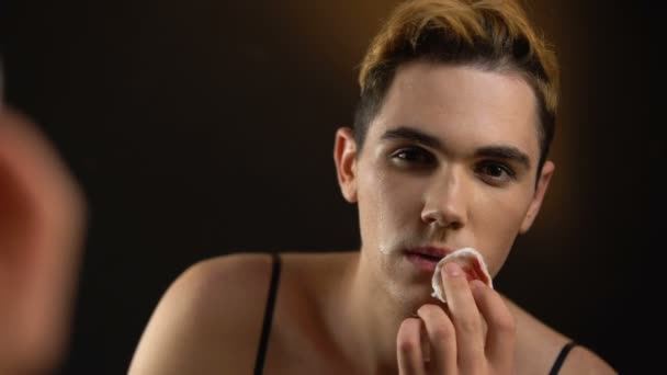 Llorando hombre transgénero quitando maquillaje, sintiendo vergüenza por la identidad queer — Vídeo de stock