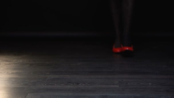 Pernas masculinas de salto alto caminham timidamente, conceito de primeiro passo para a vida transgênero — Vídeo de Stock