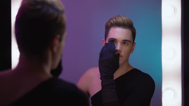 Trans l'homme regardant demi-visage maquillage dans miroir, accepter femelle intérieur soi — Video