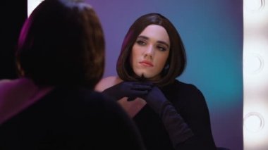 Aynada Travesty diva hayran lık, trans kadın güzellik ve kadınlık