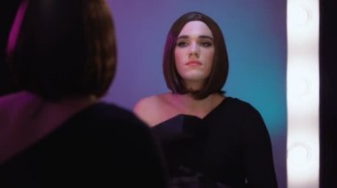 Göz alıcı transseksüel adam aynada görünümü zevk, kendine güvenen duygu