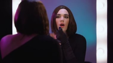 Aynada görünümlü ruj uygulayan çekici travesti ünlü, güzellik bakımı