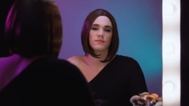 Baştan çıkarıcı transeksüel adam hava öpücük gönderme, sevgi paylaşımı, yaşam ile memnun