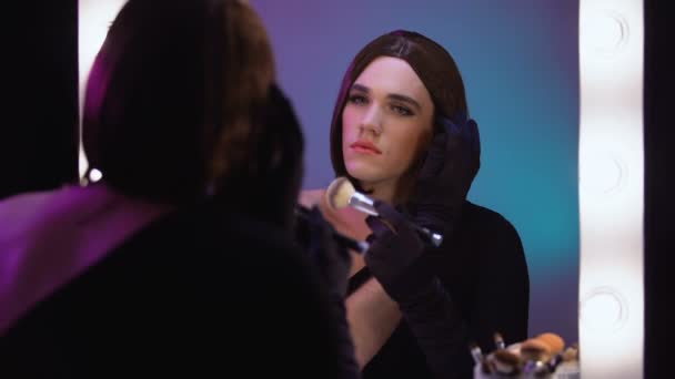 Rozčilený transsexuální muž, který používá make-up, pochybuje o genderové identitě — Stock video