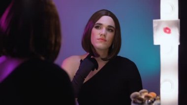 Travesti diva aynadan aşk notu alarak, ücretsiz transseksüel ilişkileri zevk