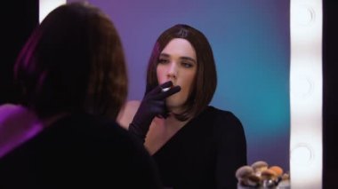 Lüks diva sigara aynada ne yazık ki görünümlü, yanlış transeksüel ünlü