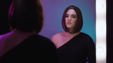 Travesti diva erkek göğüs ile tahriş eldiven çıkararak, plastik cerrahi istiyor