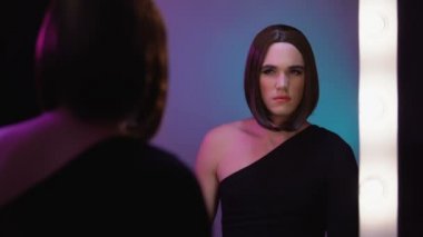 Üzgün trans adam peruk kapalı alarak, depresyon yalnızlık acı, düşük benlik saygısı
