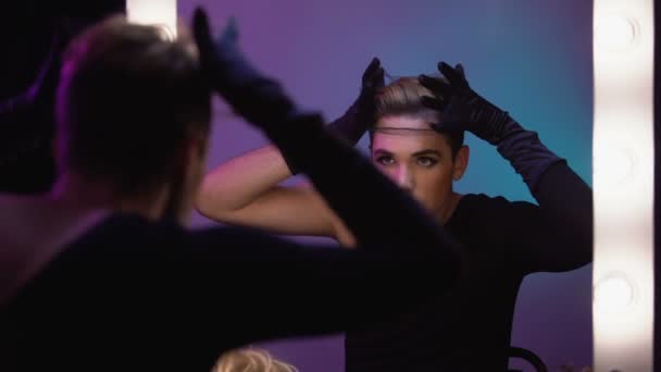 Hermosa drag queen poniéndose la gorra de peluca mirando en el espejo, celebridad cabaret — Vídeo de stock