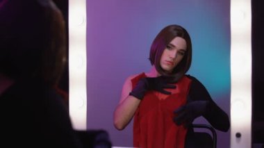 Çekici travesti diva elbiseler üzerinde çalışıyor, kendini ifade olarak giyim tarzı