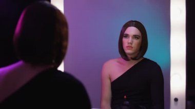 Trans adam ayna üzerinde ruj ile çapraz boyama, toplumdan silinmiş dışlanmış