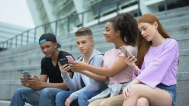 Arkadaşlar akıllı telefonda yeni fotoğraf filtresi gösteren genç kız sevmemek, bloglama