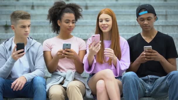 Ενθουσιασμένος έφηβος κορίτσι που δείχνει τους φίλους smartphone οθόνη, ευτυχισμένο νικητή Λόττο — Αρχείο Βίντεο