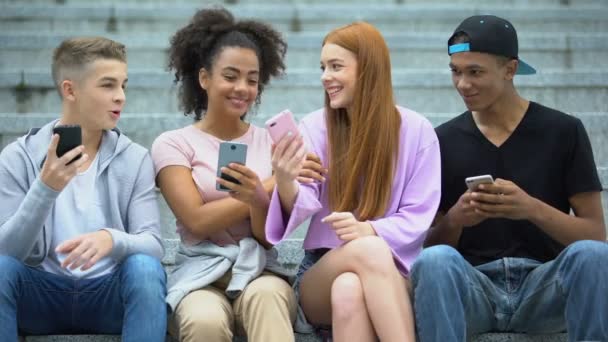 Feliz adolescente chica mostrando amigos masaje de amada, primer sentimiento, amor — Vídeos de Stock