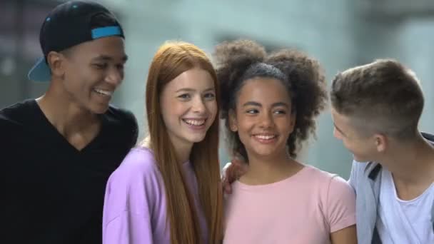 Dulce escuela multiétnica niños abrazando y sonriendo a la cámara, amistad infantil — Vídeos de Stock