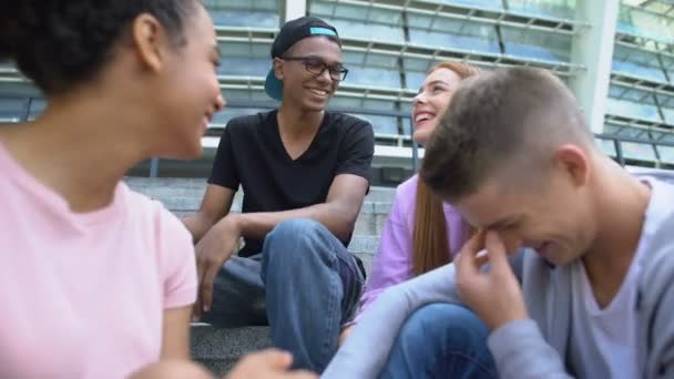 Groep vrienden praten op school trappen na lessen, tiener vriendschap — Stockvideo