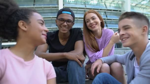 Parejas adolescentes mirando en el monitor al aire libre, disfrutando de conciertos o juegos deportivos — Vídeo de stock