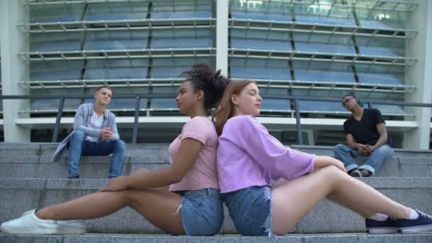 Adolescentes e meninos posando nas escadas da academia, relaxando depois da escola ao ar livre — Vídeo de Stock