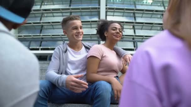 Les couples d'adolescents parlent et rient, s'amuser ensemble à l'extérieur, amitié — Video