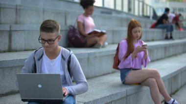 Konsantre lise öğrencisi online proje dizüstü çalışma, oyun oynarken