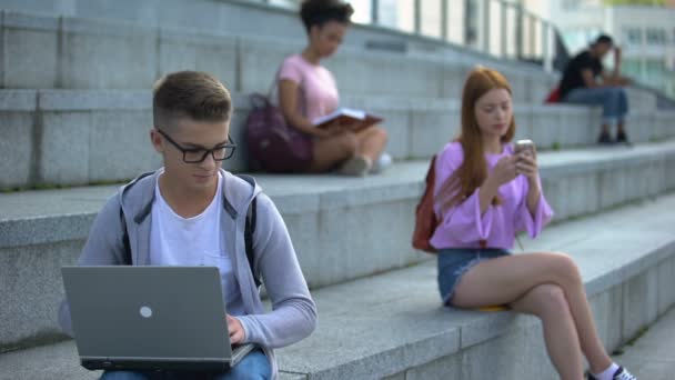 Тьмяний чоловічий зіниця ноутбук відчуває сором'язливу розмову досить жіночий однокласник, невпевненість — стокове відео